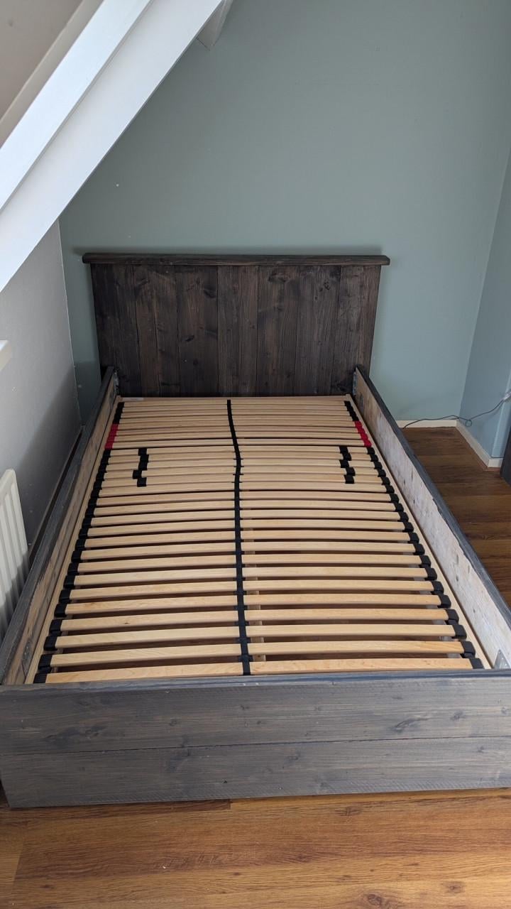 Steigerhouten bed