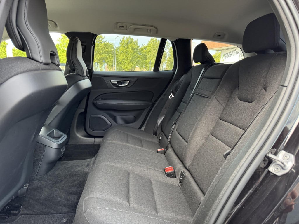 Volvo V60 2.0 b3 momentum advantage 19'' r-design wielen | stuur- + stoelve