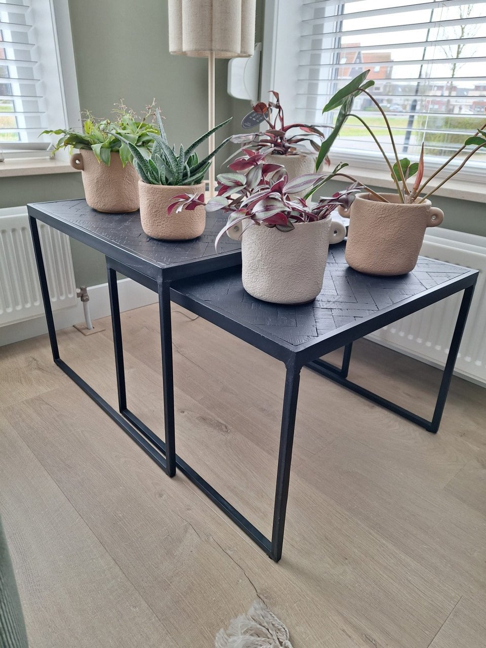 Mooie set salon/ bijzettafels Zwart hout met stalen poten/frame