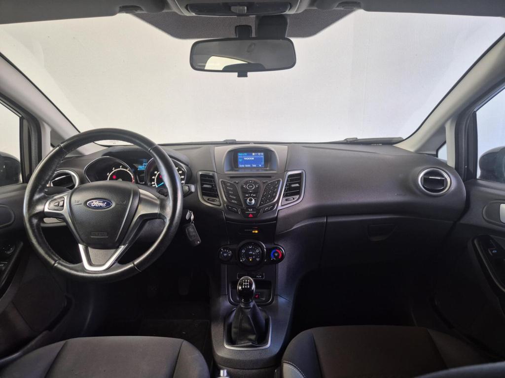Ford Fiesta 1.25 / nieuwe db riem / parkeersensoren / stoelverwarming