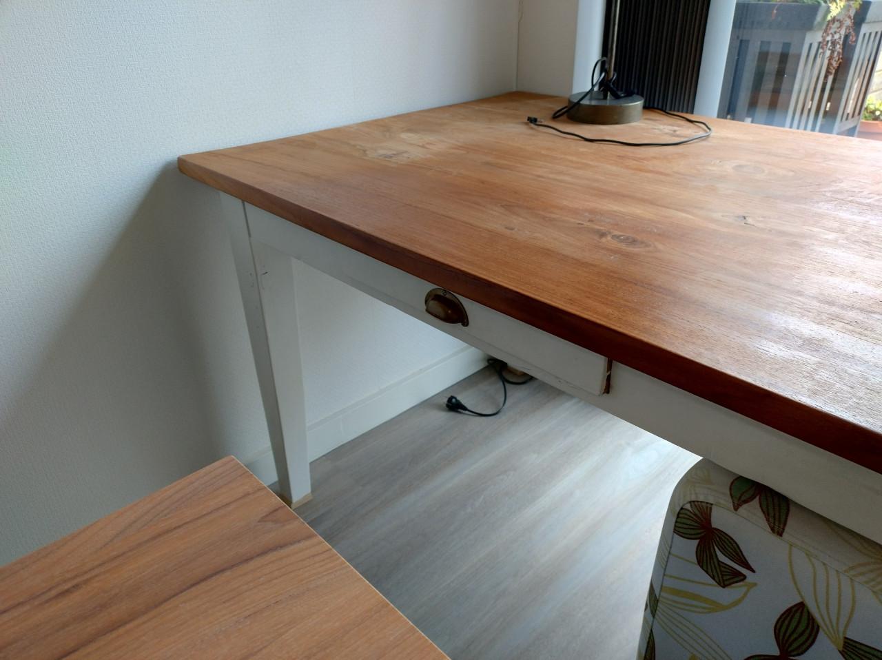 Teakhouten eetkamertafel voorzien van 2 lades