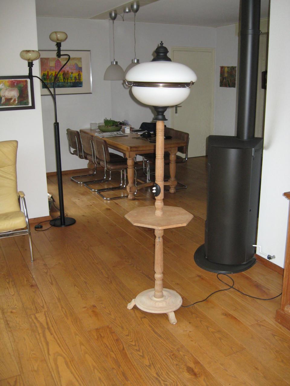 """"MOOIE STAANDE LAMP MET LEESTAFEL""