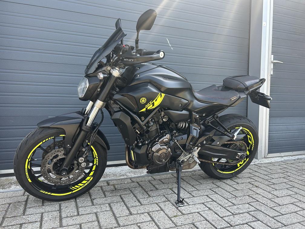 Yamaha MT07 uit nov 2015 met 43 dkm, comfortzadels, handkappen etc €4950,-