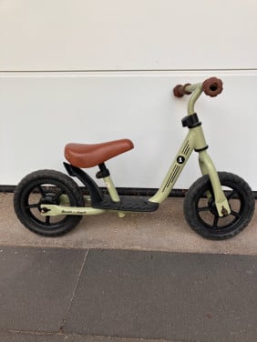 Stoere groene loopfiets