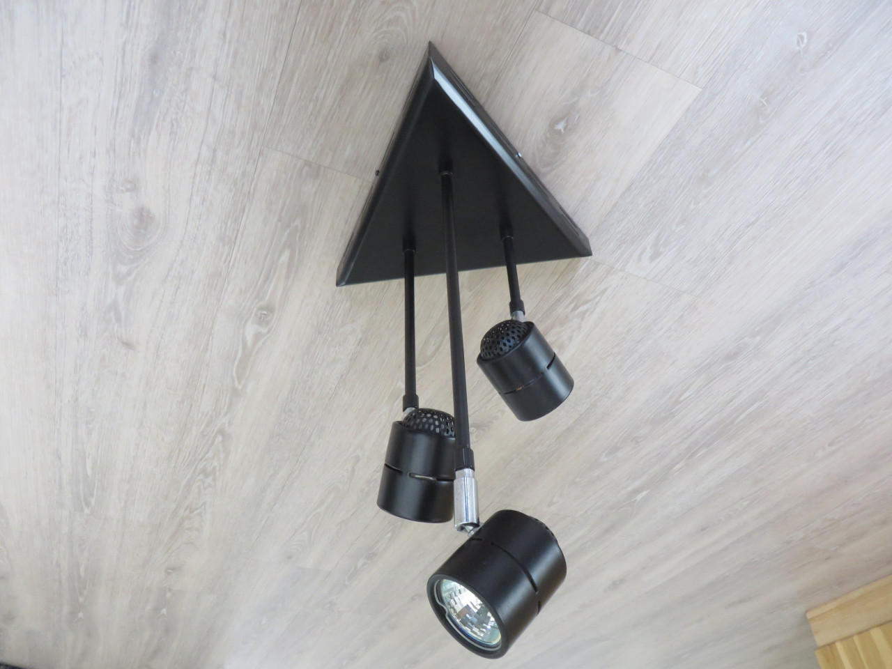 Plafondlamp  met  3 spotjes.