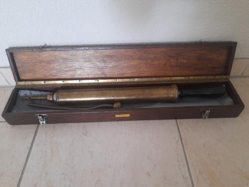Oude koperen/messing vetspuit met bijpassend kistje.