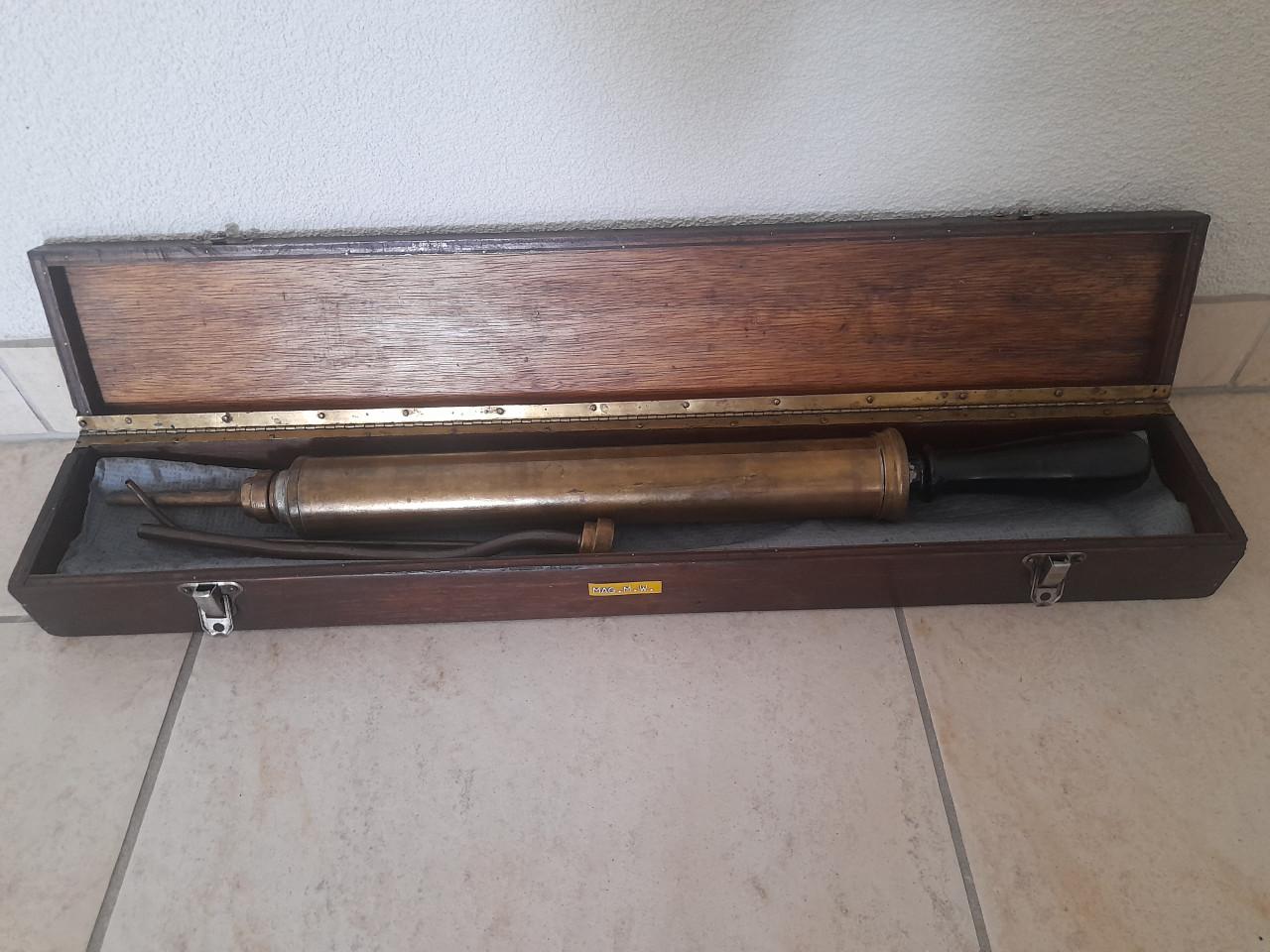 Oude koperen/messing vetspuit met bijpassend kistje.