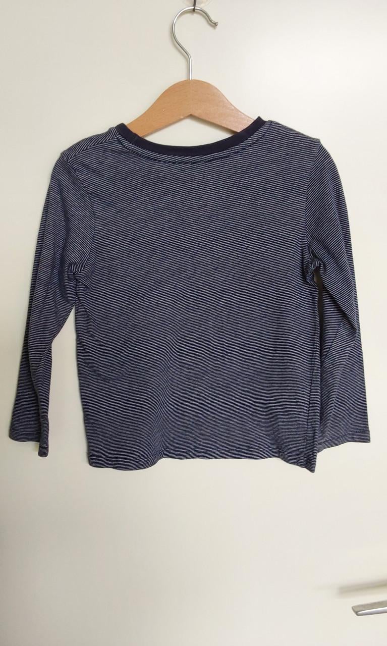 Donkerblauwe gestreepte longsleeve van het merk C&A in maat 110