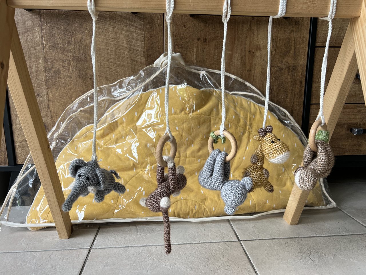 Houten Babygym met Leeuw speelmat van Trixie