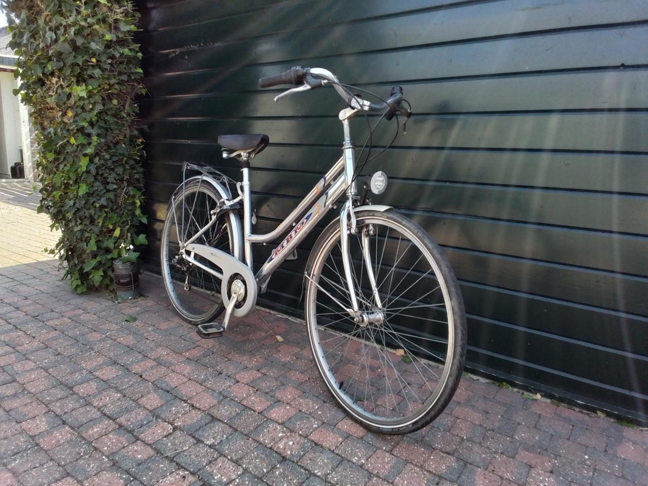 TE KOOP DAMESFIETS MET VERSNELLING