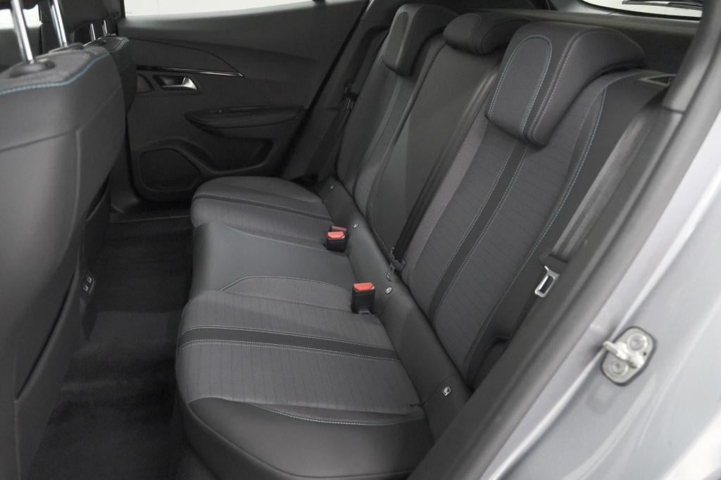 Peugeot 2008 puretech 130 pk allure pack | trekhaak | camera | adaptieve cr