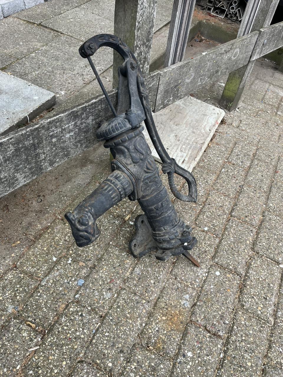 Handwaterpomp, gietijzer