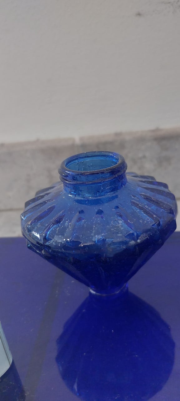 Antieke kobaltblauwe inktset op kobaltblauwe glazen plaat