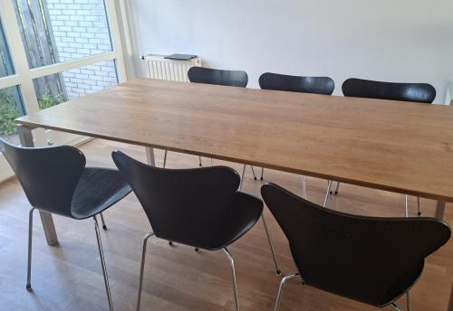 6 zwarte vlinderstoelen Fritz Hansen