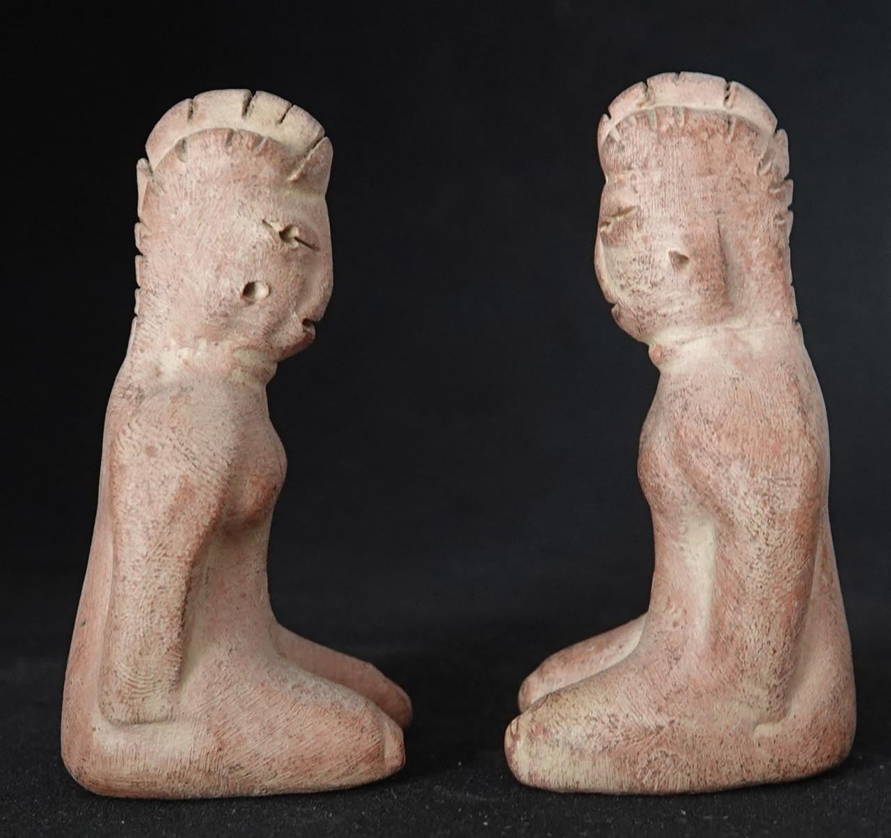 2 primitieve terracotta vrouwfiguren uit Z-Amerika