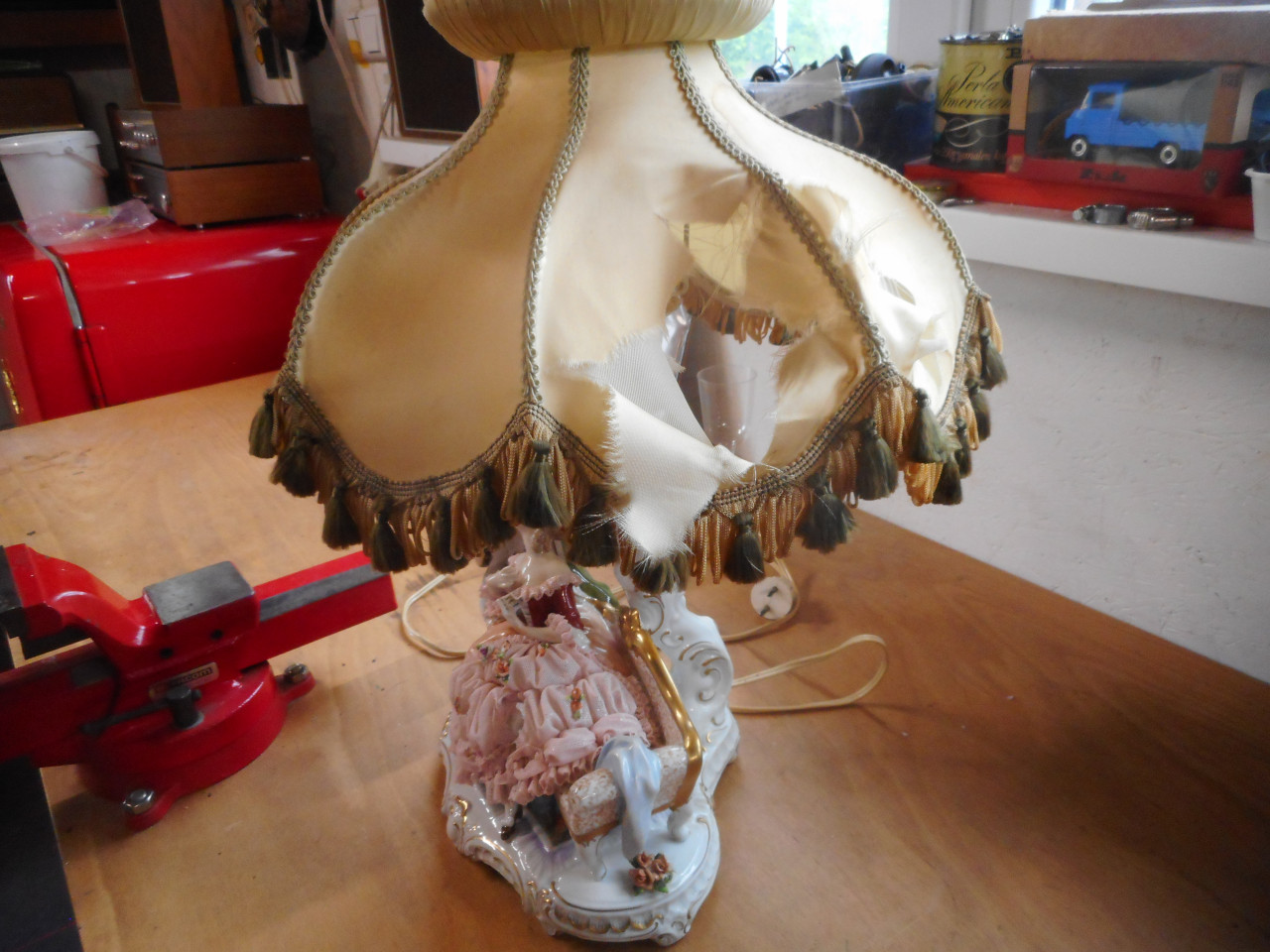 3 porselijne beeldjes met lamp