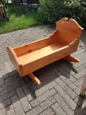 Poppenbed , klein stoeltje