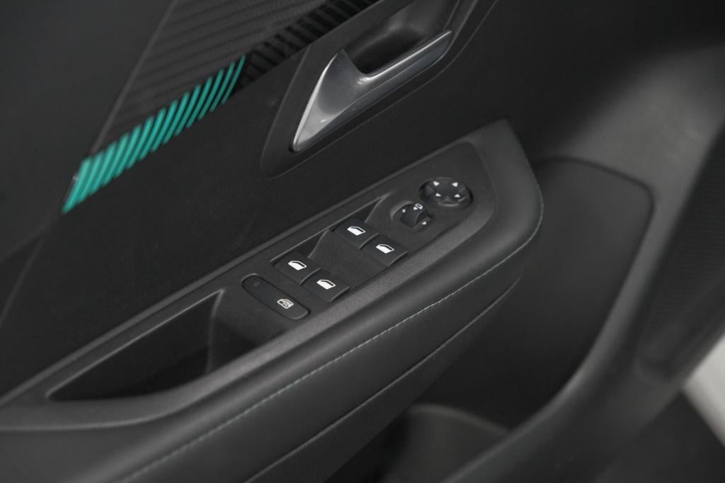 Peugeot 208 puretech 100 allure | camera | apple carplay | parkeersensoren 