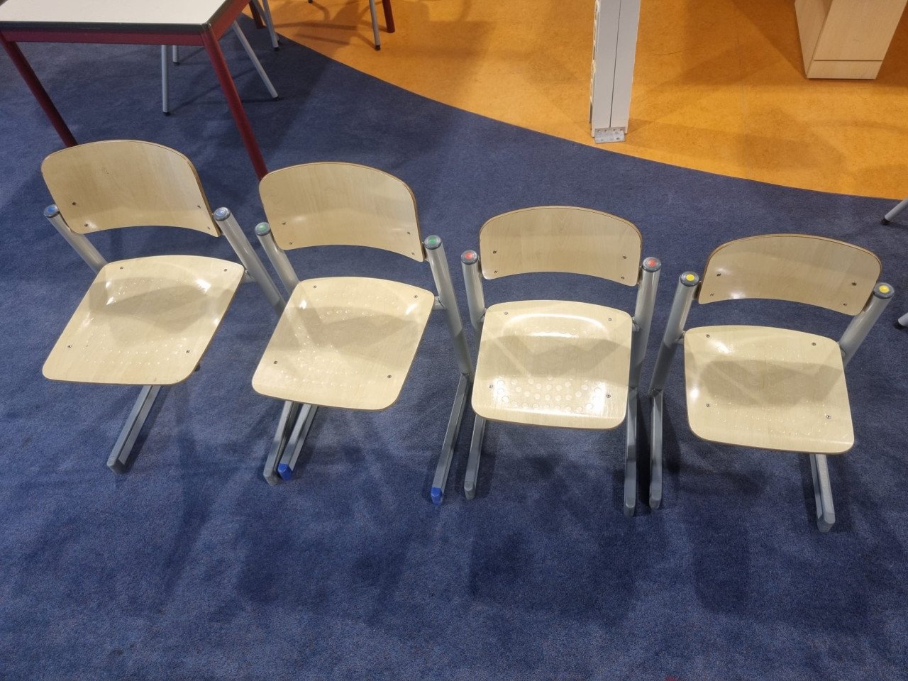 Diverse tafels en stoelen (school)