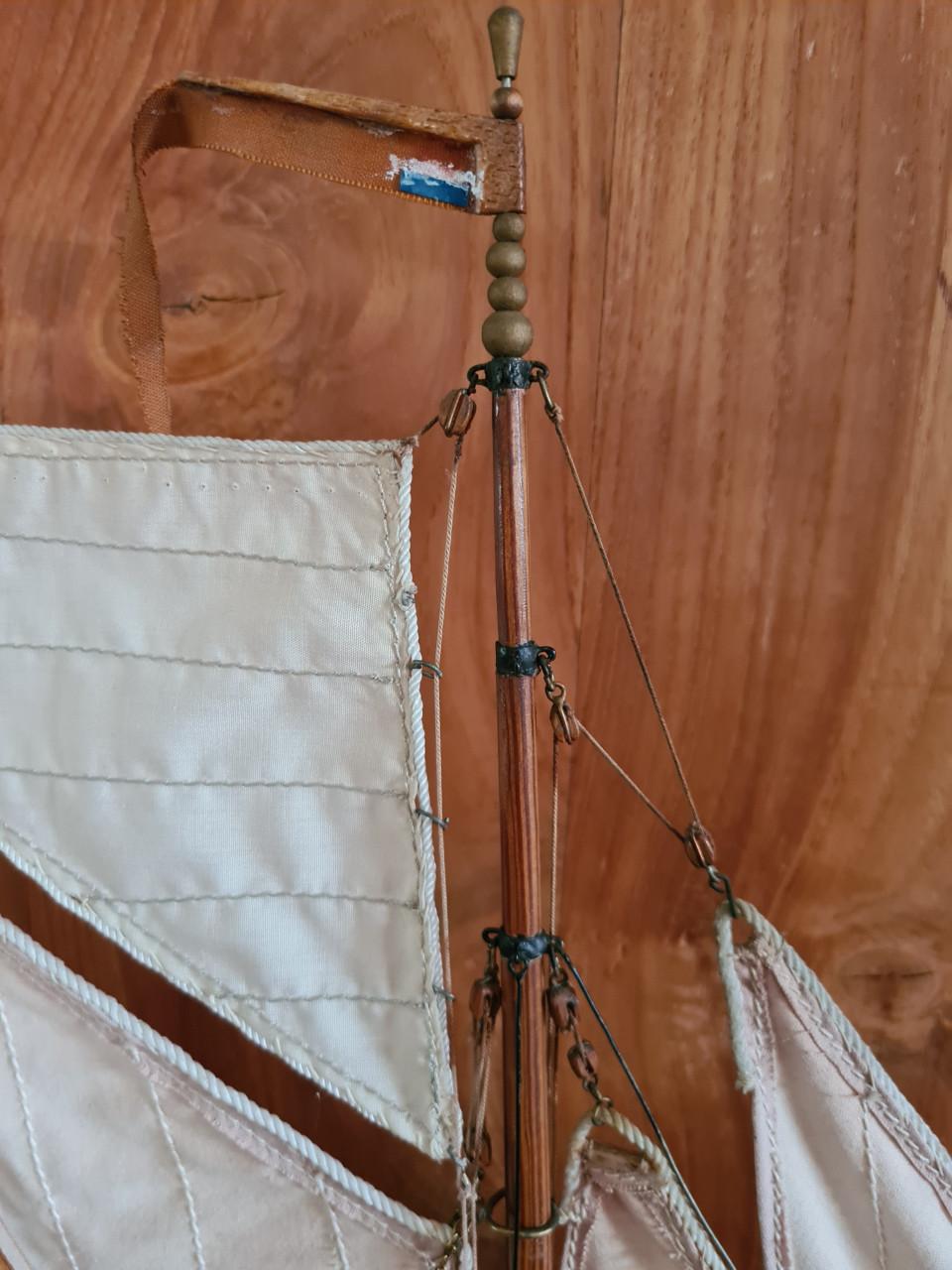 Dit is een houten model van een Nederlandse botter