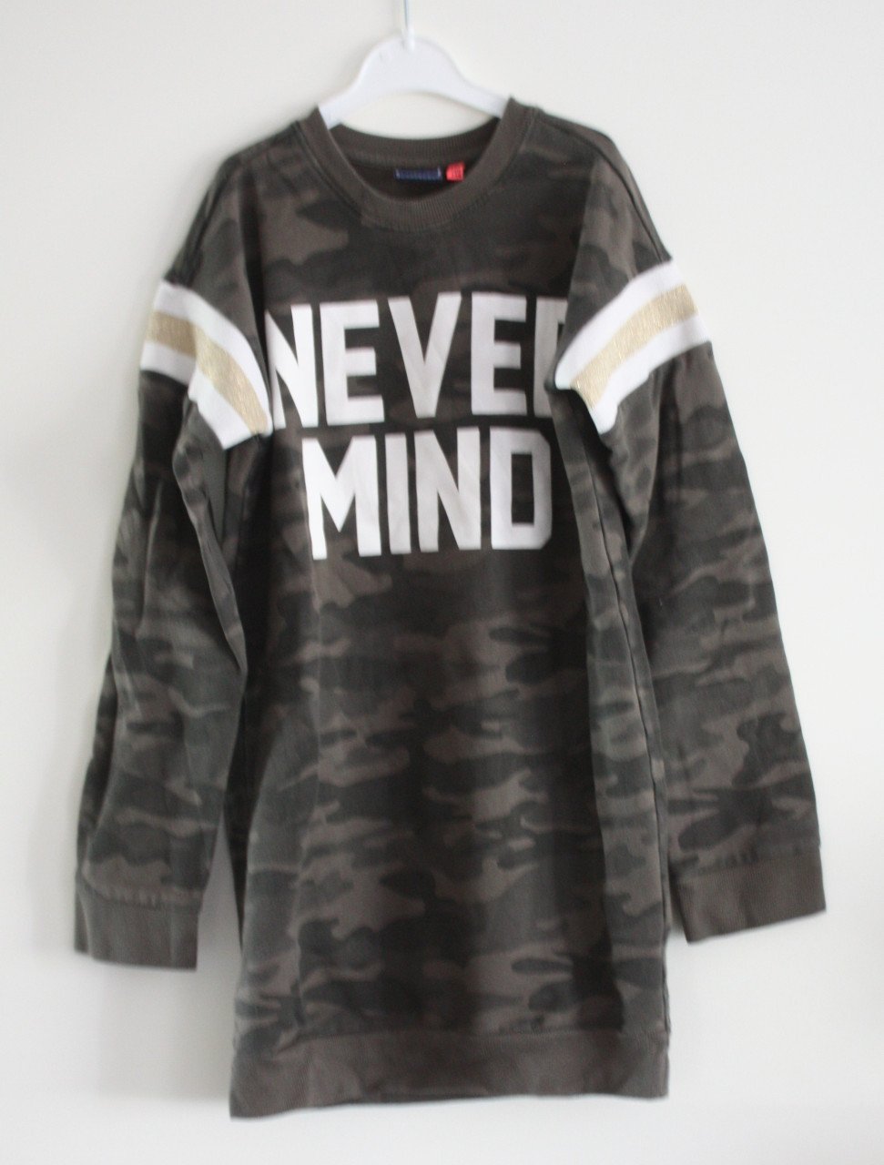 Lage trui-jurk leger print en witte lettrs  maat 140-146
