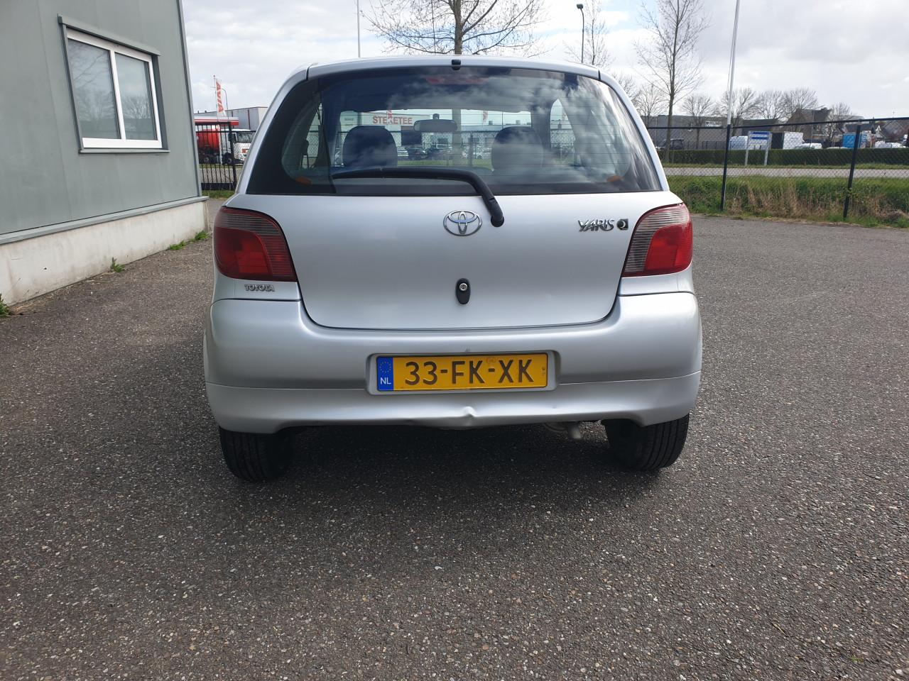 Toyota yaris  1.3   2000
