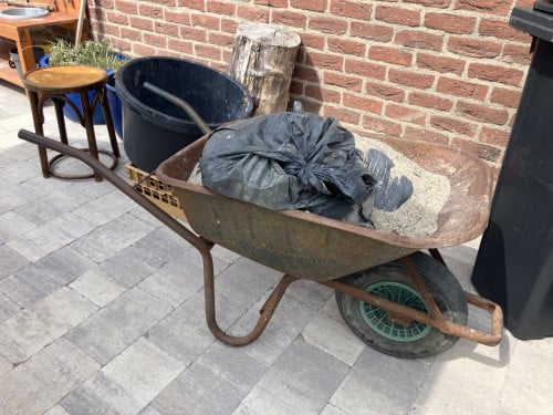 Gratis kruiwagen met voegzand