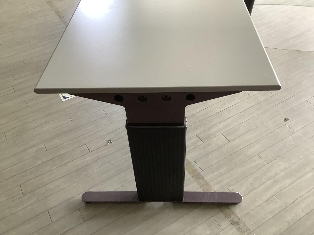 Nette bureautafel van 138x79cm. En Bureaustoel