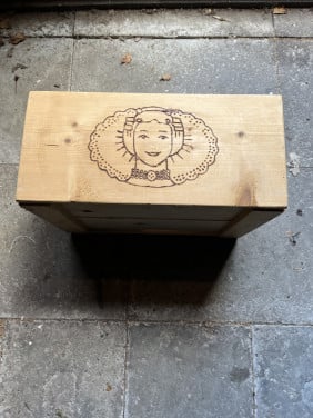 Houten krat Zeeuws meisje