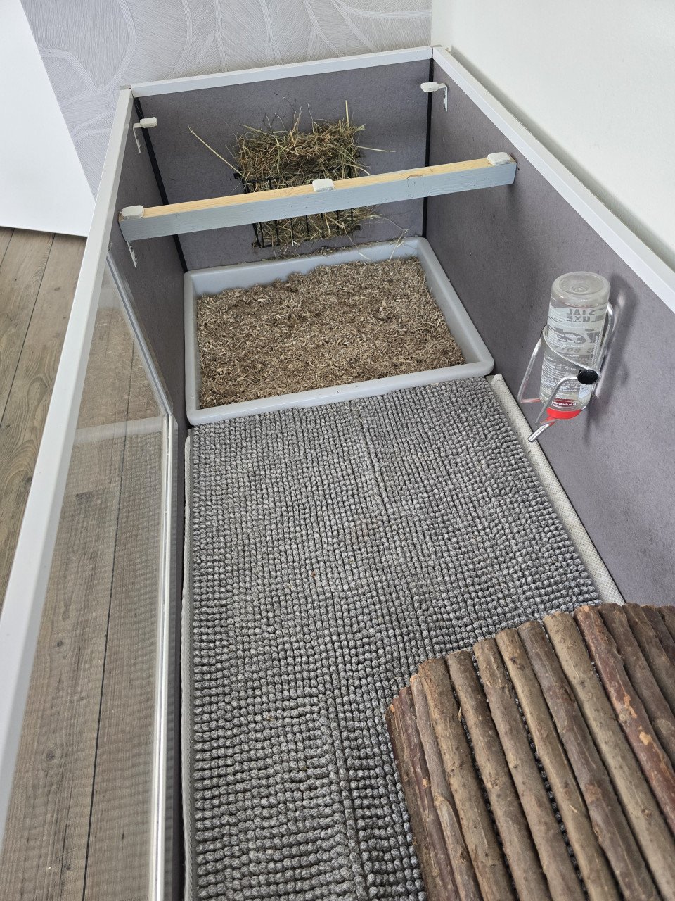 Op maat gemaakt caviaverblijf met opbergruimte (Ikea Besta)