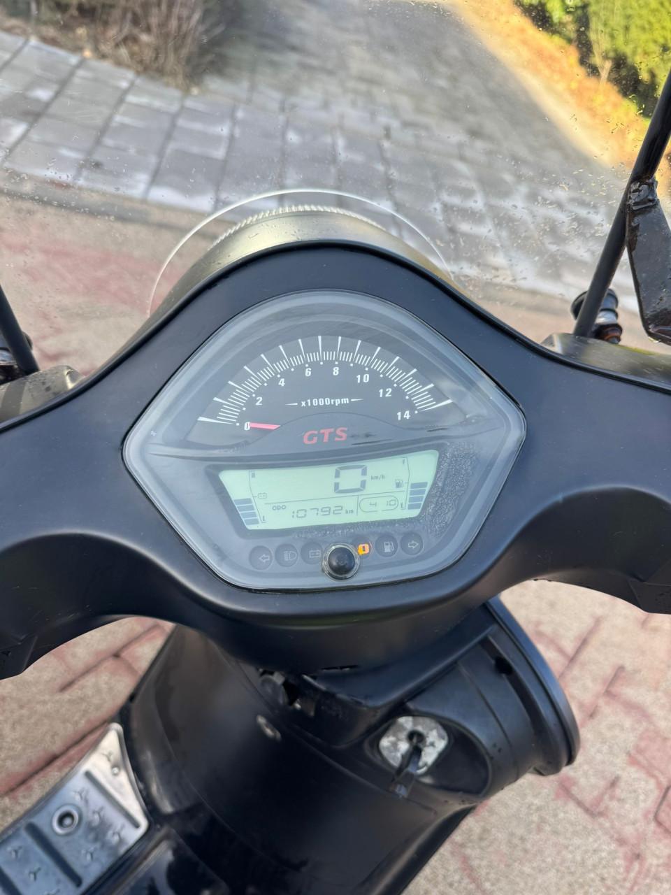 Scooter GTS Toscana Dynamic - blauw kenteken