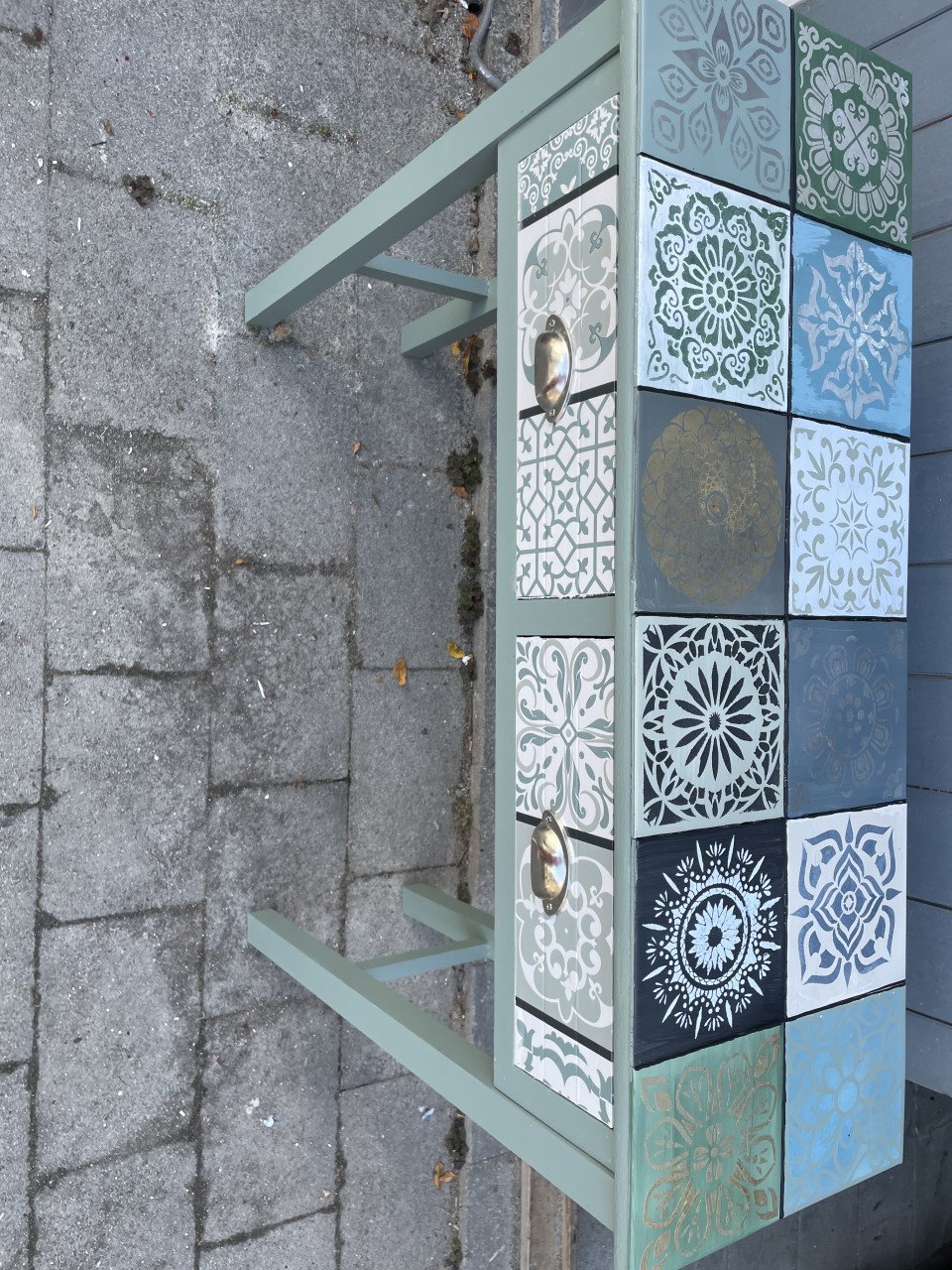 Te koop unieke Sidetable mat echte tegeltjes