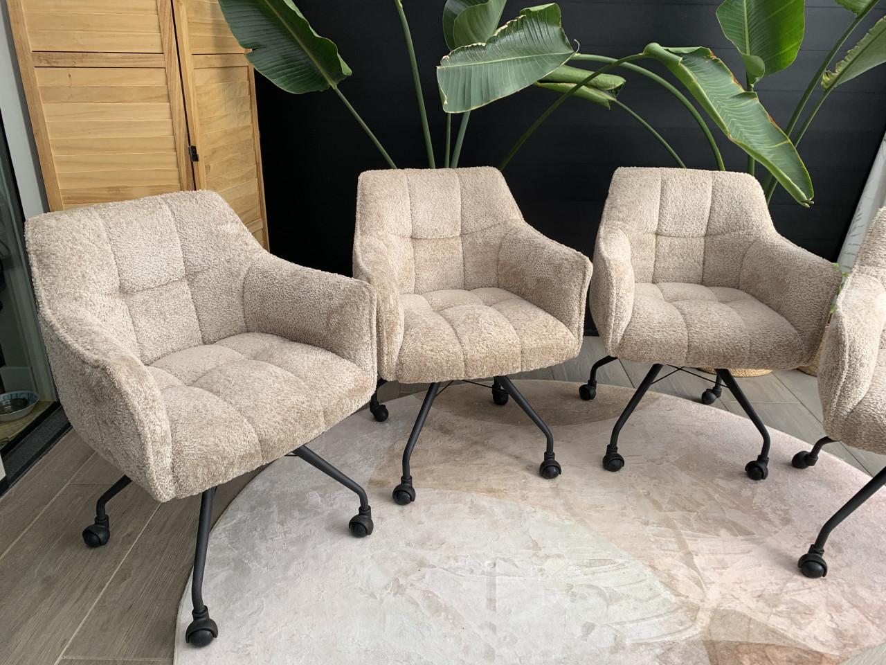 4 Eetkamerstoelen beige met wielen.