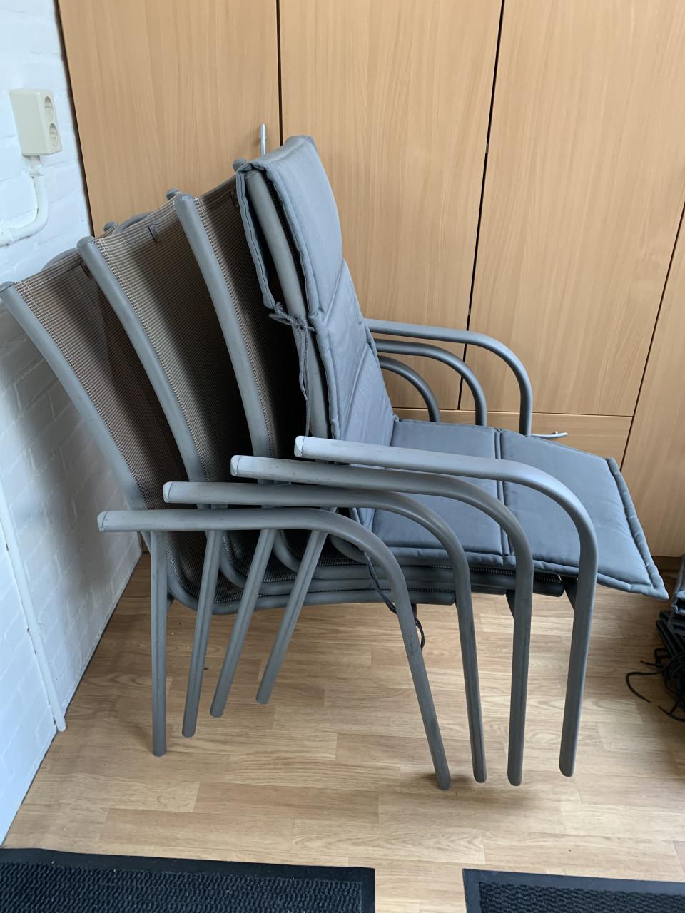 Tuinset met 4 stoelen, bijpassende kussens en een hoes