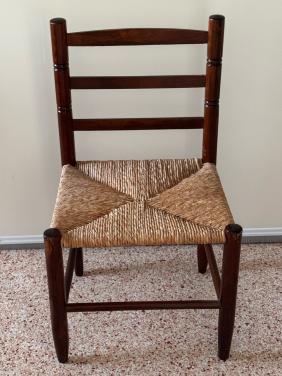 Mooie vintage houten kinderstoel met rieten zitting