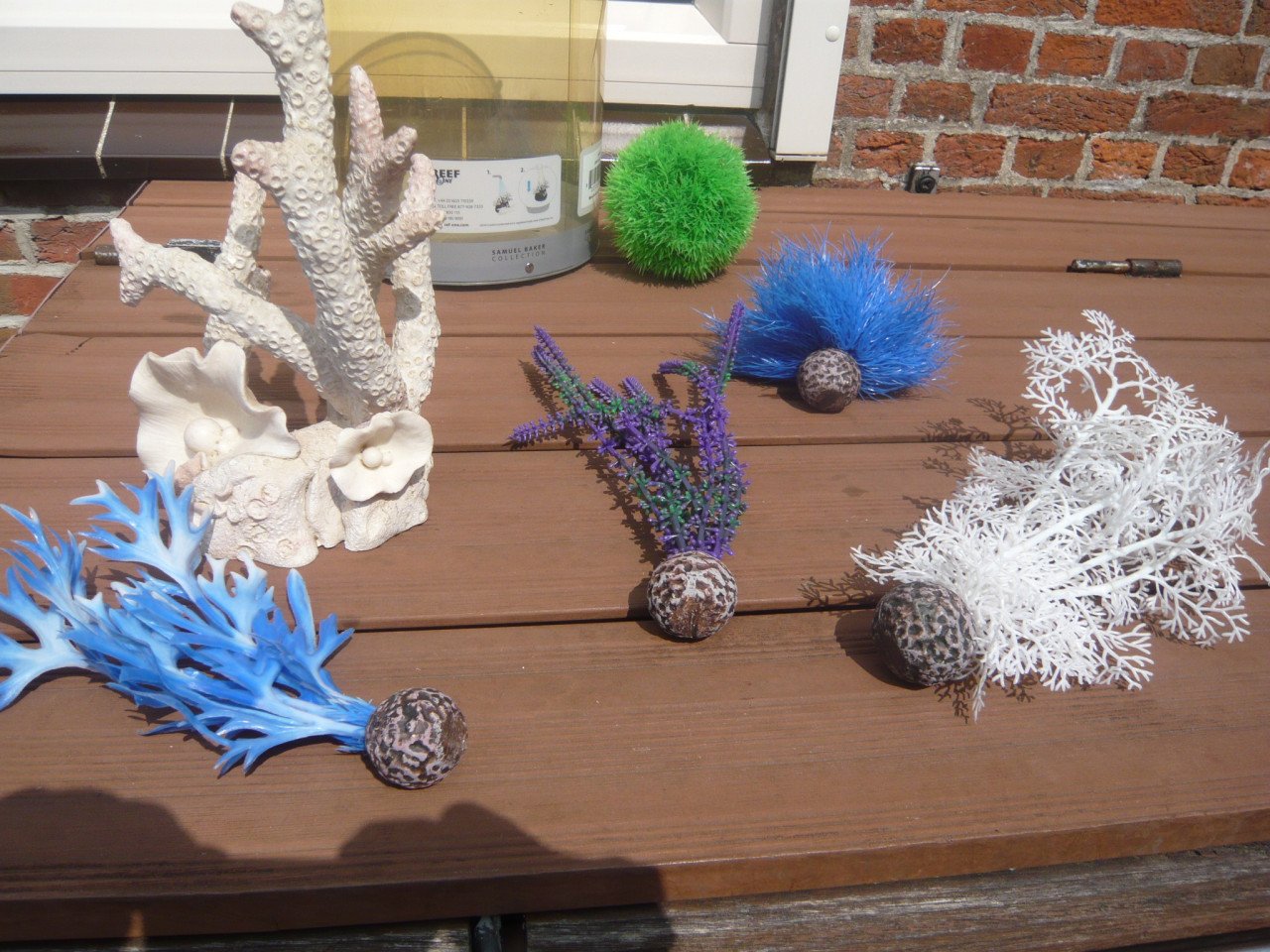 Aquarium ornament en kunst planten.