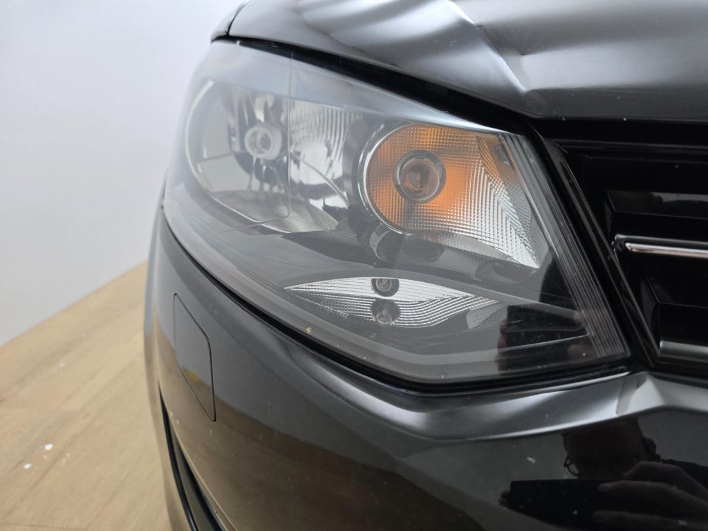 Volkswagen Polo occasion 1.2 tsi in zwart met cruisecontrol en sportieve lo