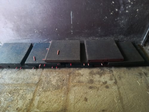 Rubber matten voor in de stal 40 stuks en wat dunnere