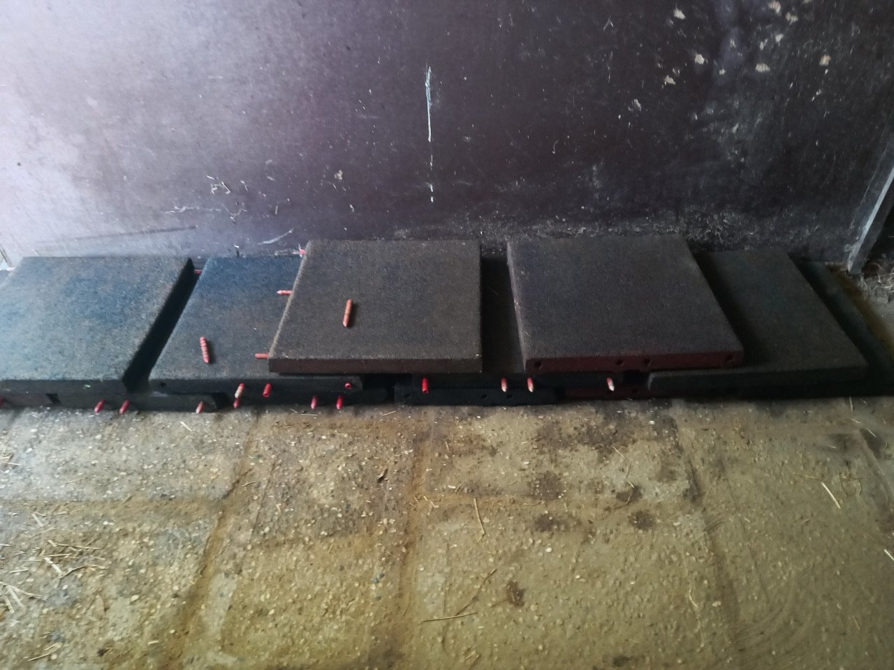 Rubber matten voor in de stal 40 stuks en wat dunnere