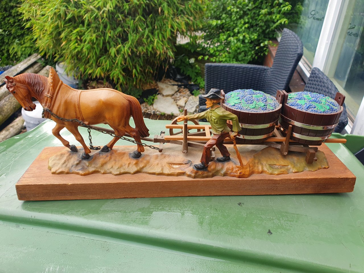 Leuk groot vintage paard met koets, houten sokkel aangeboden....