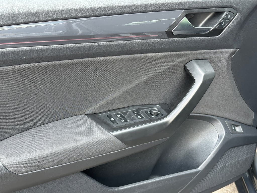 Volkswagen T-roc 1.5 tsi 150pk sport | led | dode hoek | trekhaak | carplay