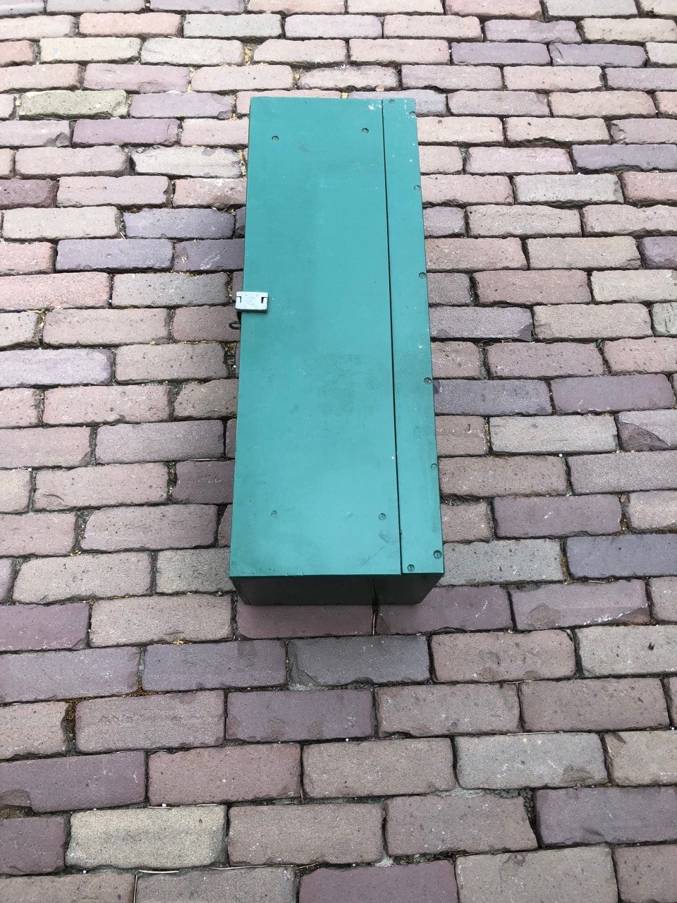 Groene houten gereedschap kist.