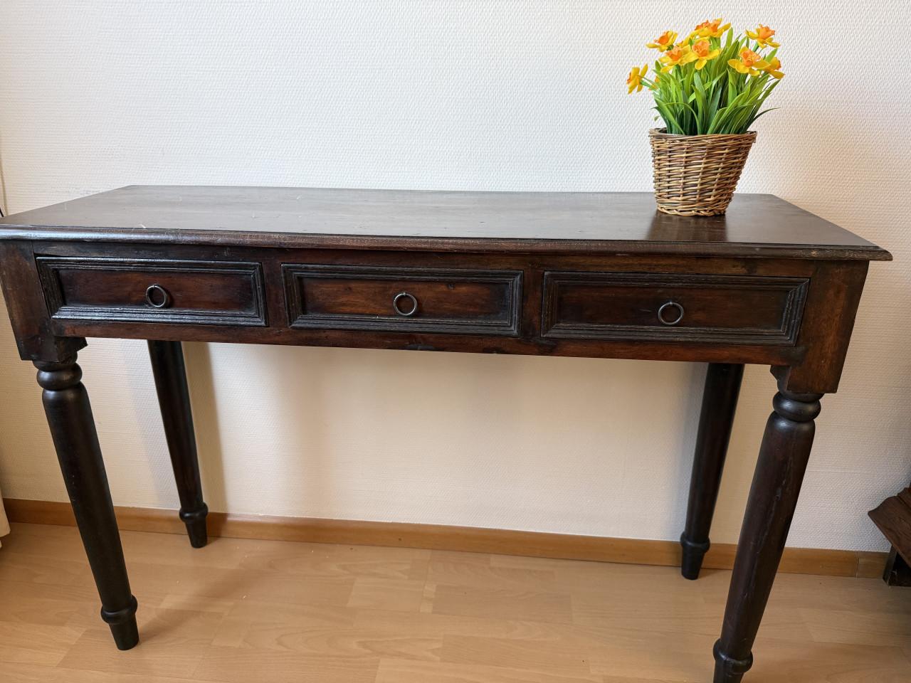 Mooi Massieve Side table, 3 lades, gedraaide pootjes, massief Mahoniehout.