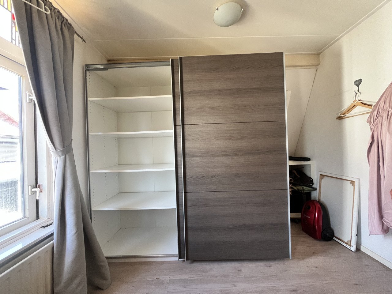 Kledingkast met schuifdeuren