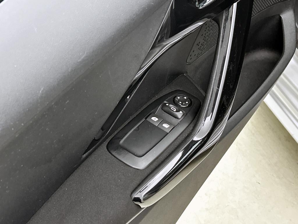 Peugeot 208 82 pk blue lion | rijklaar | trekhaak | navigatie | parkeersens