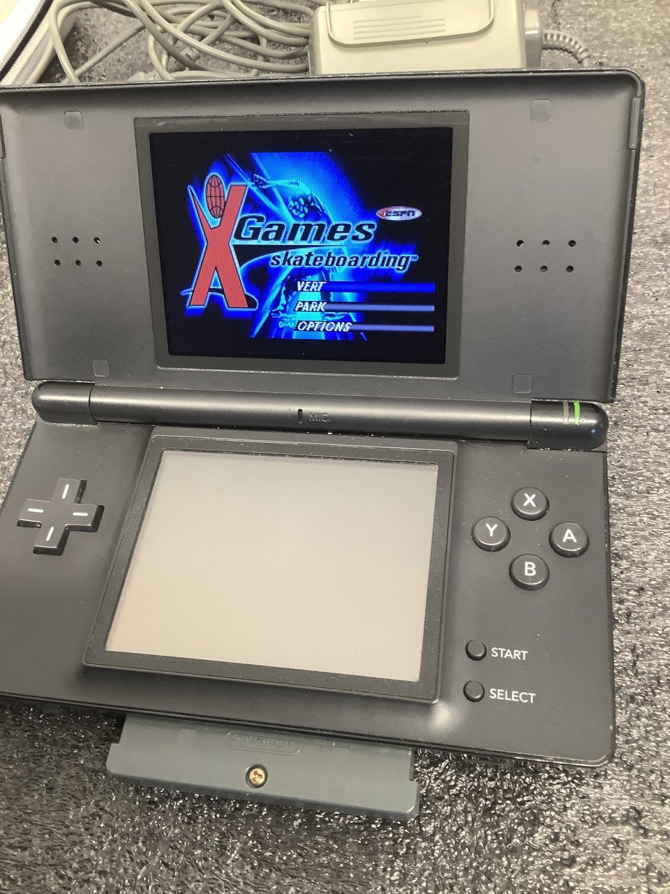 Nintendo DS Lite USG-001 zwart met spellen lader en pennetje.