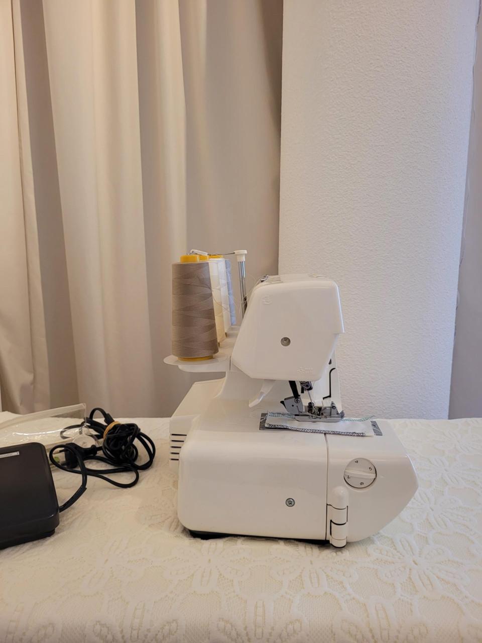 ELNA lockmachine D544 – Zeer eenvoudig in te rijgen