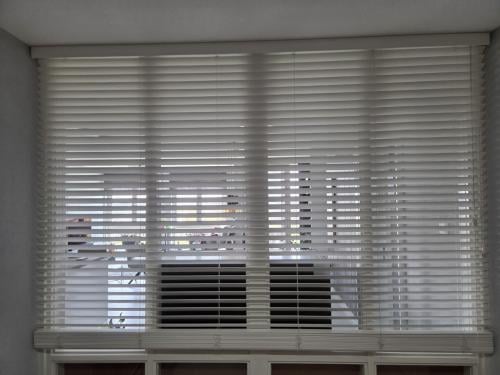 Witte houten jaloezie . Hoog 262.Breed 253.