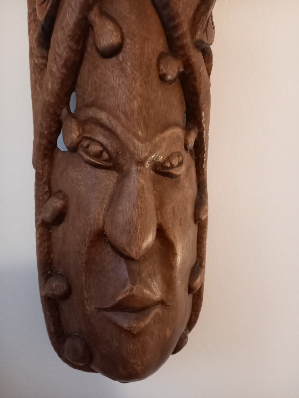 Groot houten masker uit ivoorkust ?  Lengte : 86 cm. Breedtr : 22 cm.