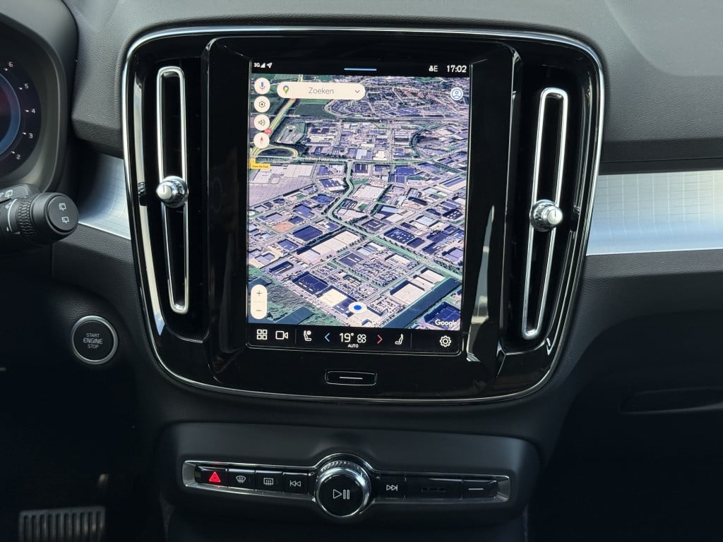 Volvo XC40 b4 197pk plus dark |adap.cruise| trekhaak | camera| elektrische